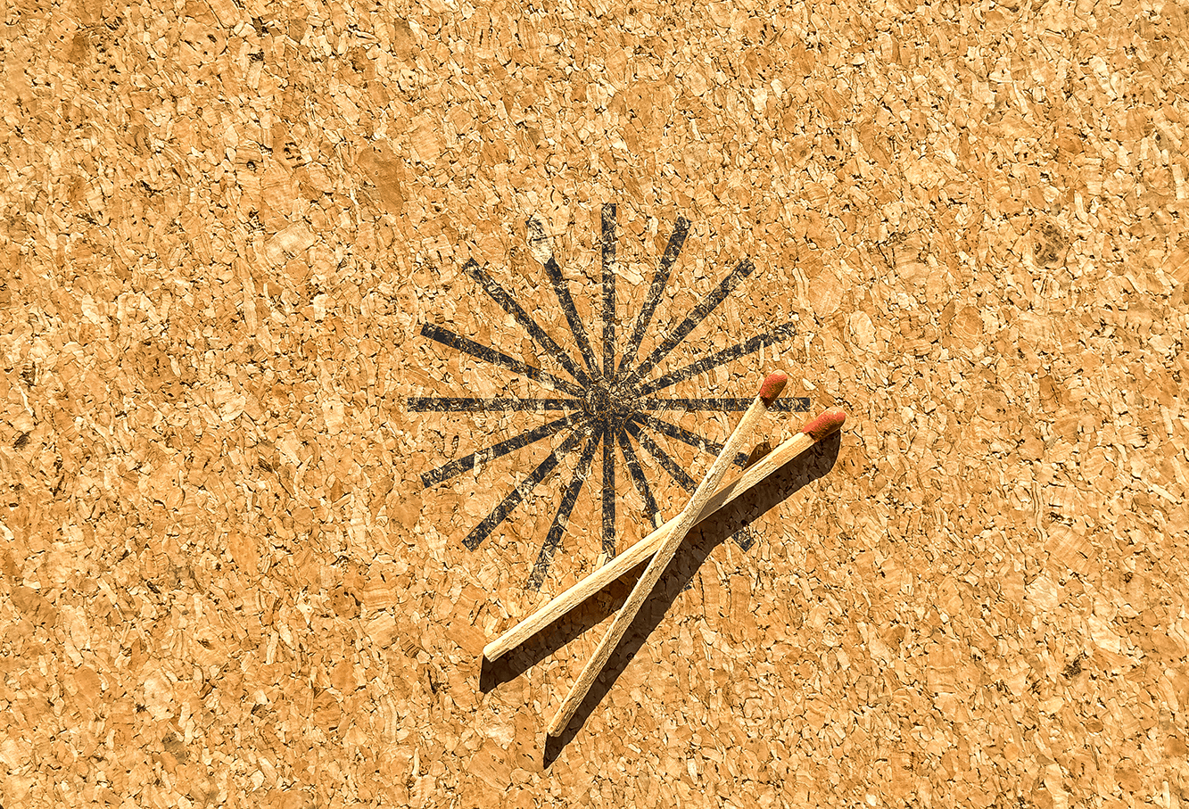 Cork matt with brand logo and 2 matches